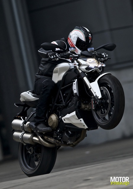 Ducati_Streetfighter_actie_1.jpg