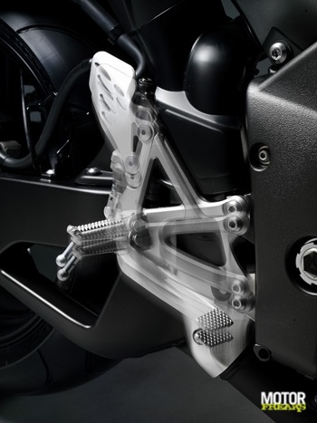Yamaha_YZF-R1_2009_detail_voetsteunen.jpg