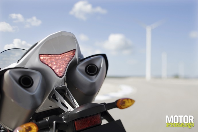 Yamaha_YZF-R1_2009_statisch_achterkant.jpg