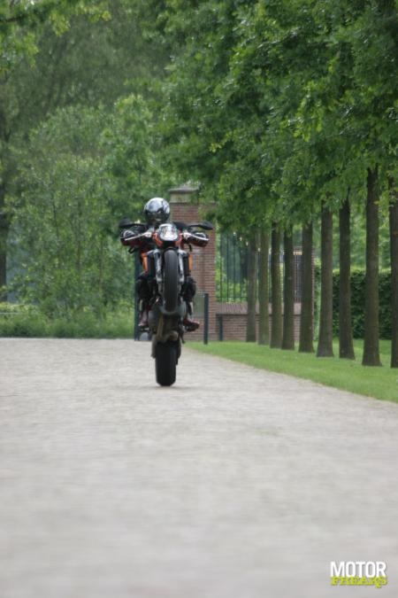 ktm_superduke_990_1_3_l.jpg