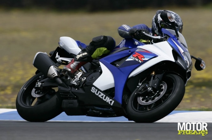 gsx-r1000_k7_4_8.jpg