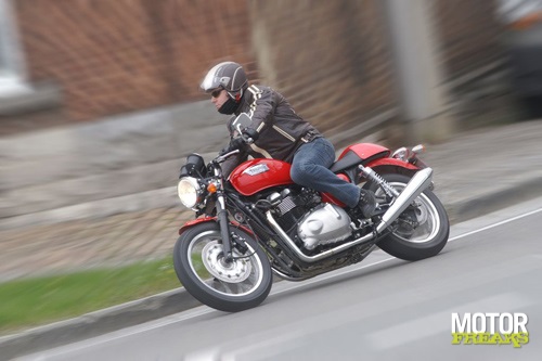 thumb_Thruxton-rijden_li.jpg