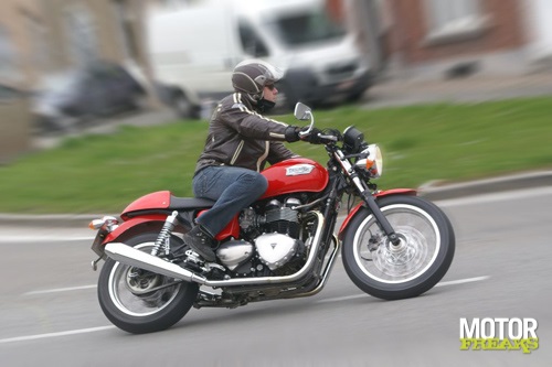 thumb_Thruxton-rijden_re.jpg