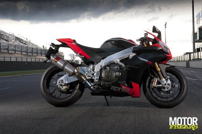 Superbikes op Magny Cours: Aprilia RSV4 Factory APRC