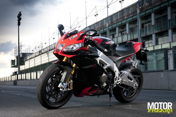 Superbikes op Magny Cours: Aprilia RSV4 Factory APRC