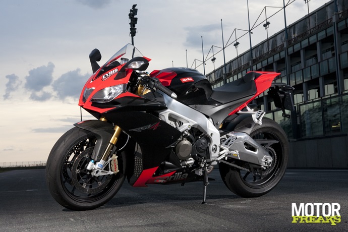 Superbikes op Magny Cours: Aprilia RSV4 Factory APRC