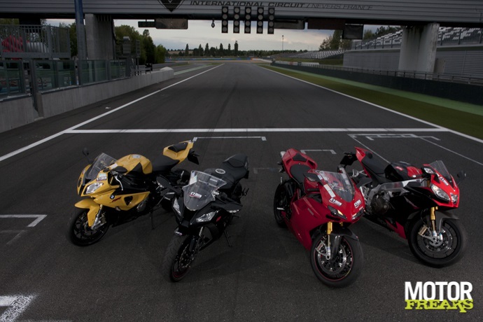 Superbikes op Magny Cours