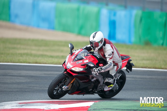 Superbikes op Magny Cours: Aprilia RSV4 Factory APRC