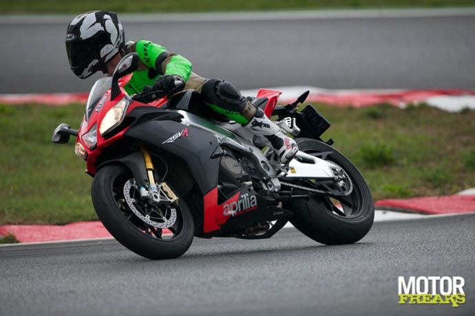 Superbikes op Magny Cours: Aprilia RSV4 Factory APRC