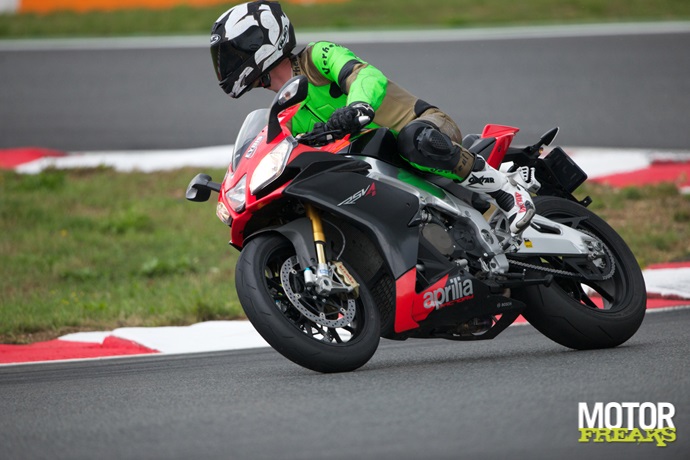 Superbikes op Magny Cours: Aprilia RSV4 Factory APRC