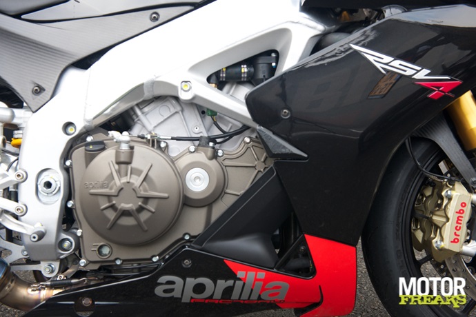 Superbikes op Magny Cours: Aprilia RSV4 Factory APRC