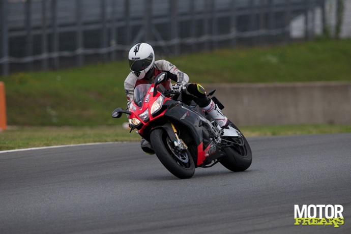 Superbikes op Magny Cours: Aprilia RSV4 Factory APRC