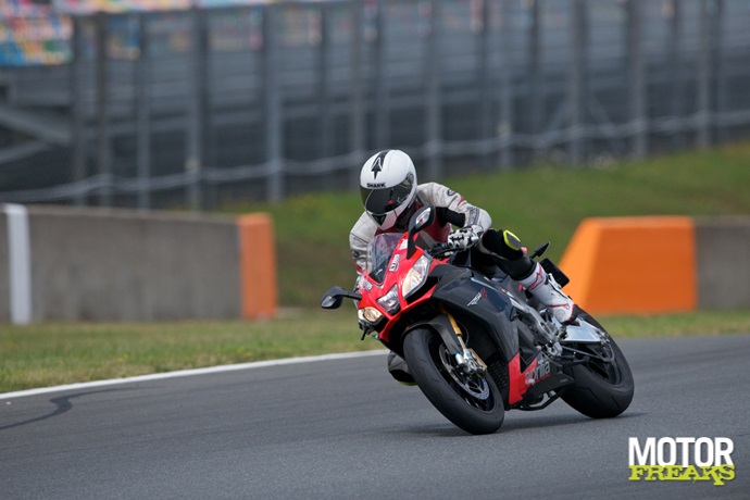 Superbikes op Magny Cours: Aprilia RSV4 Factory APRC