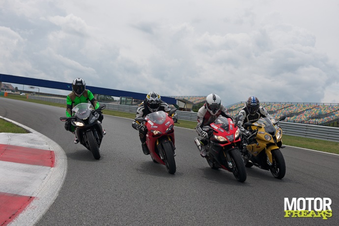 Superbikes op Magny Cours