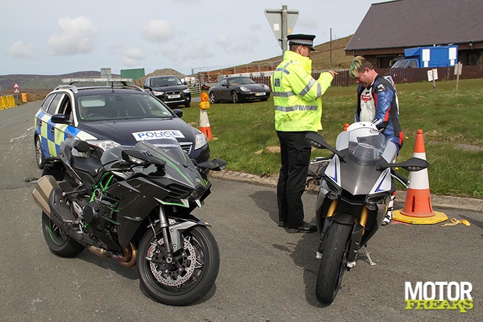 Kawasaki H2 versus Yamaha R1M