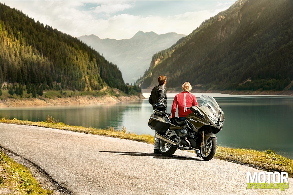 bmw_my21_r1250rt_action_3-1