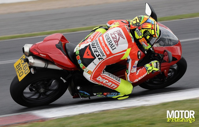 Valentino_Rossi_Silverstone_1198_2