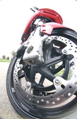 Suzuki GSX-R1000 vs GSX-R750