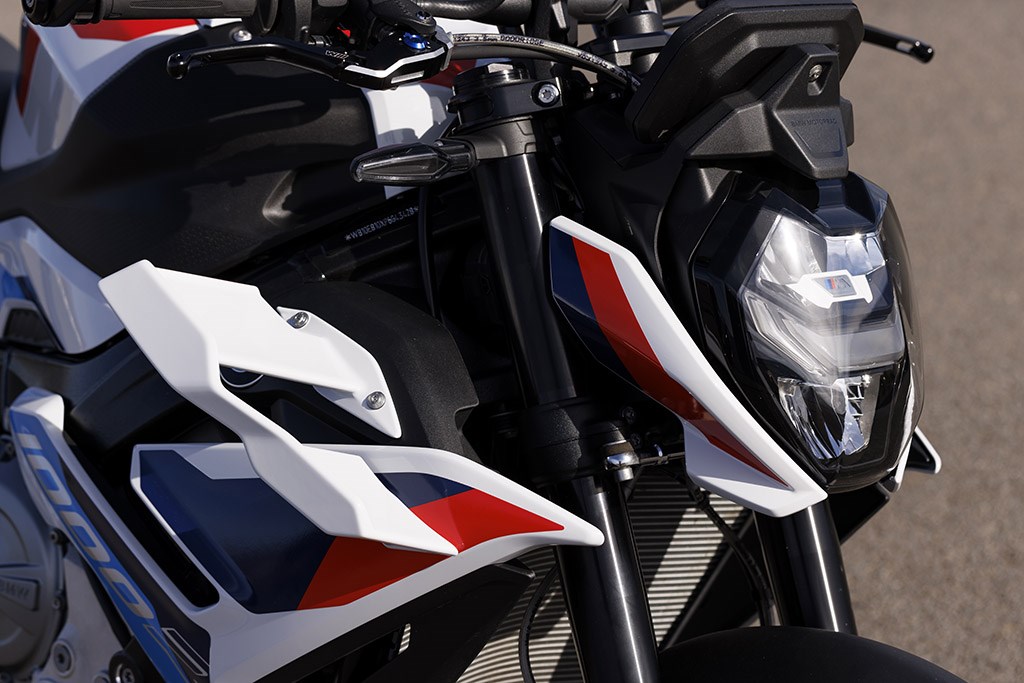 bmw_my23_m1000r_29