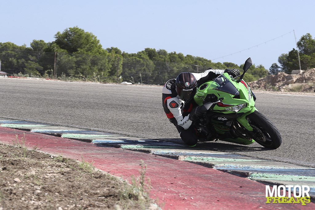 kawasaki_my24_ninja_zx-4rr_09