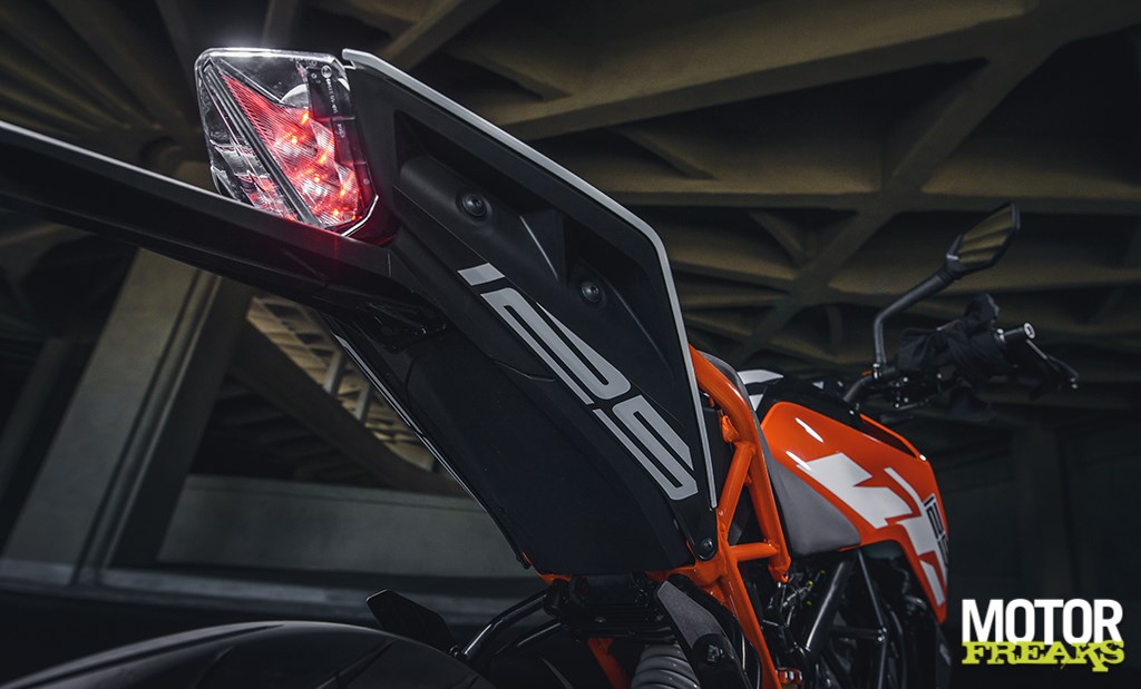 ktm_my17_125_duke_31