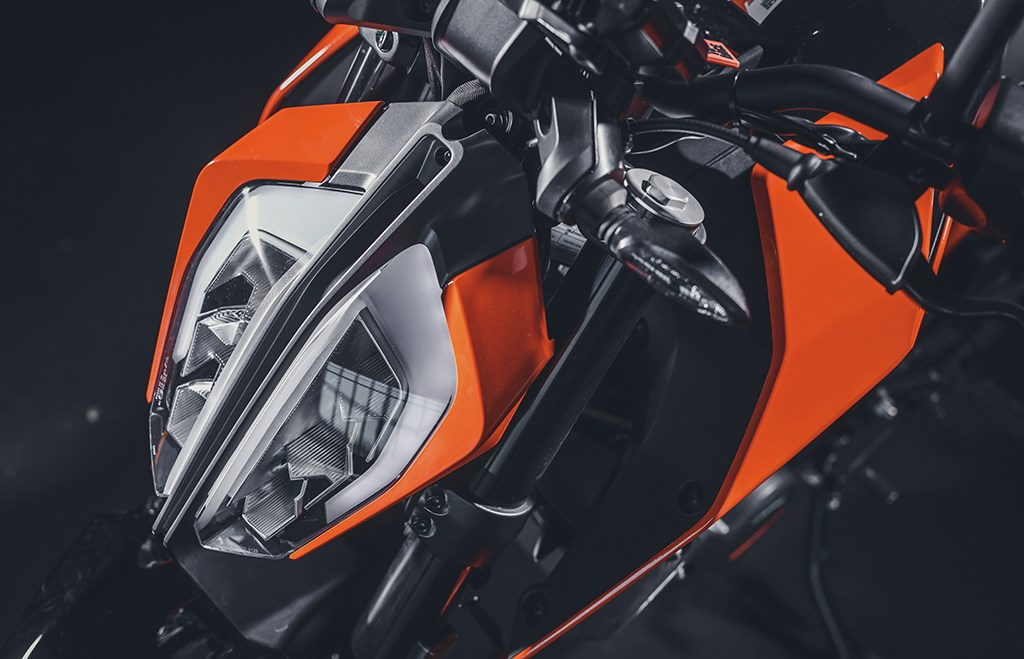 ktm_my17_125_duke_40