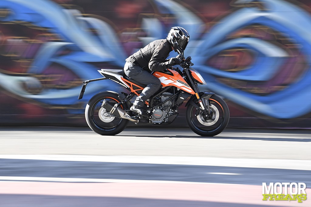 ktm_my17_125_duke_51