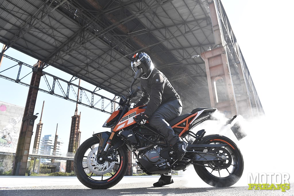 ktm_my17_125_duke_55