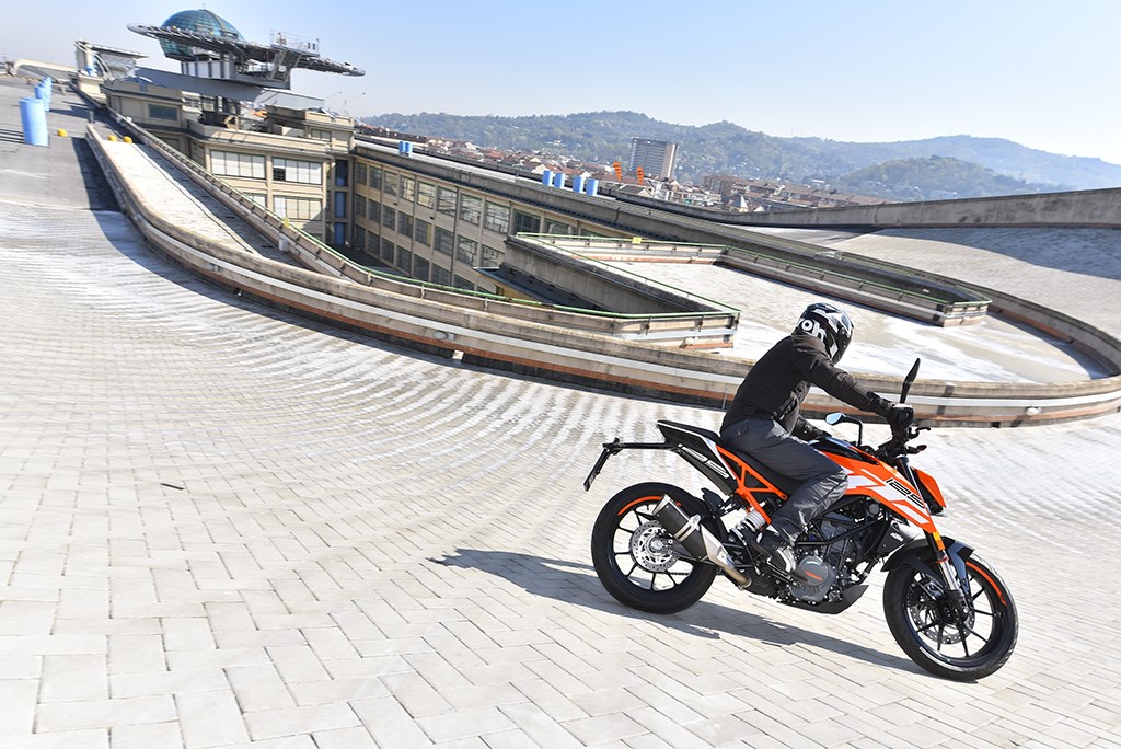 ktm_my17_125_duke_60