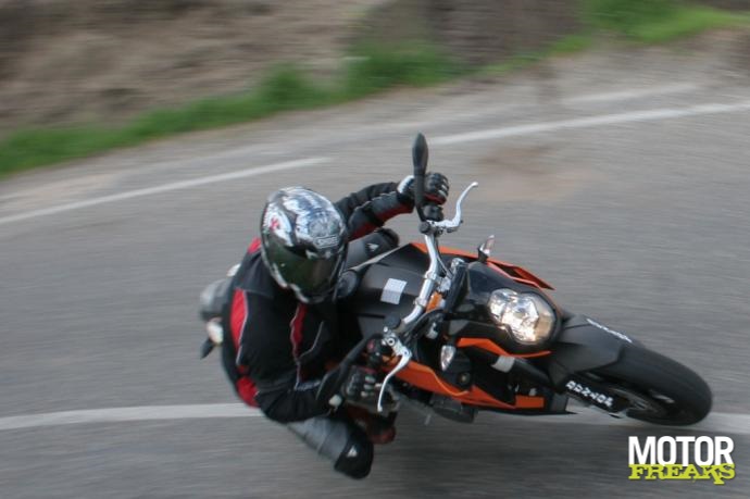ktm_superduke_990_1_4_l.jpg