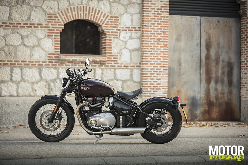 triumph_bonneville_bobber_3