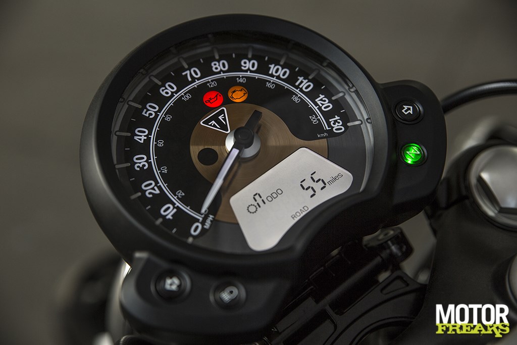 triumph_bonneville_bobber_37