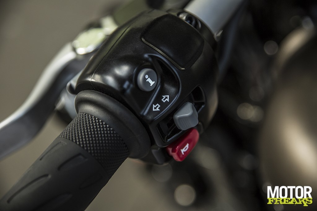 triumph_bonneville_bobber_38