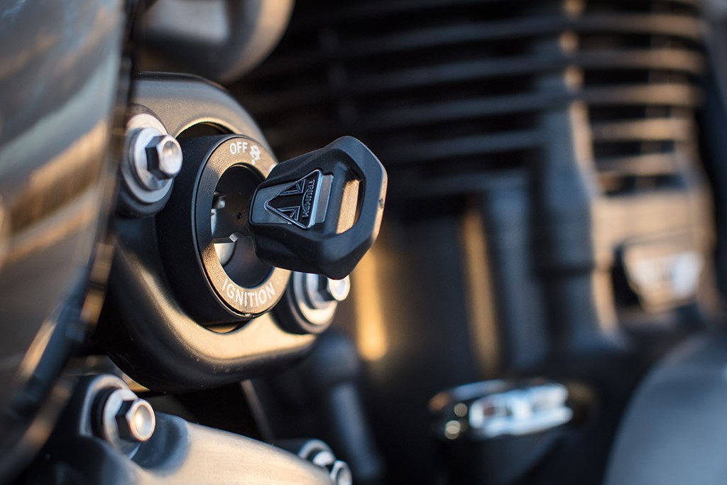 triumph_bonneville_bobber_50