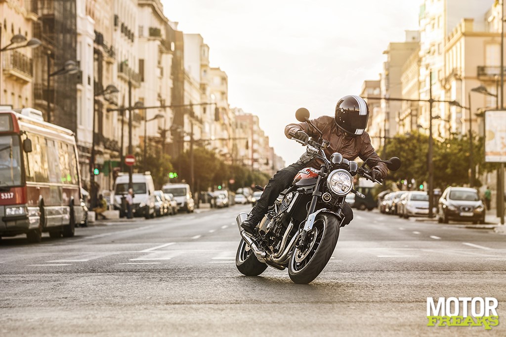 18my_z900rs_angle_city_8