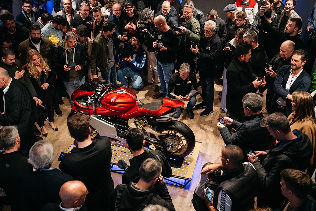 mv_agusta_superveloce_1000_series_oro_unveiling_4
