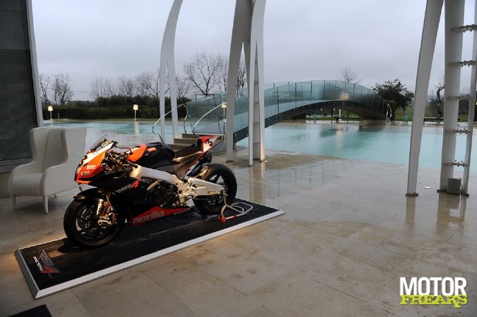 Aprilia_RSV4_Factory_02.JPG