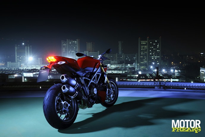 Ducati_Streetfighter_statisch_1.jpg