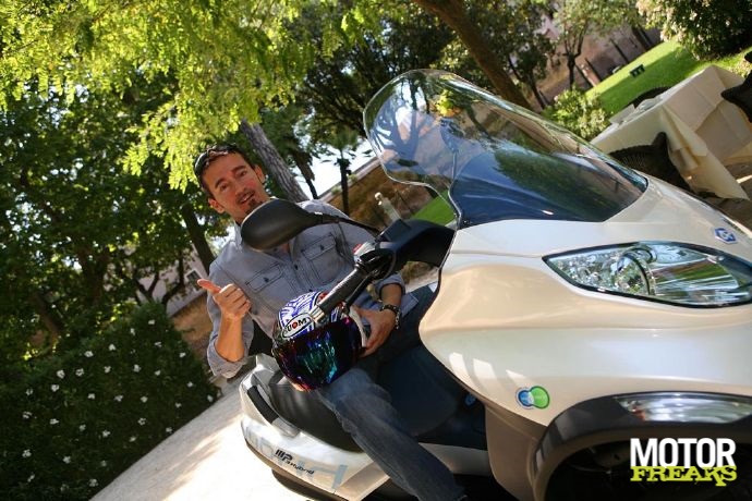 Piaggio_MP3_Hybrid_1.jpg
