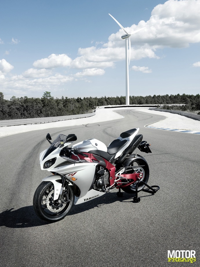 Yamaha_YZF-R1_2009_statisch_1.jpg