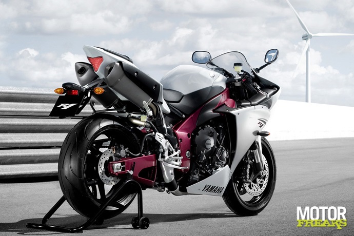 Yamaha_YZF-R1_2009_statisch_4.jpg