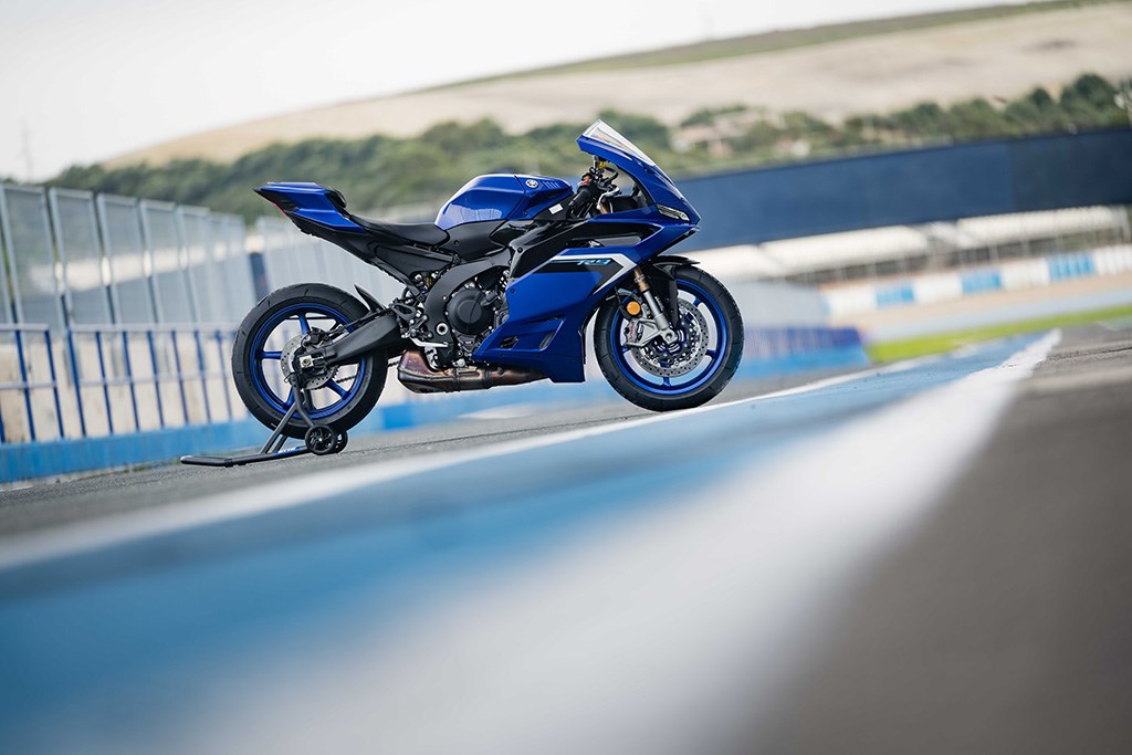 yamaha_my25_yzf-r9_01