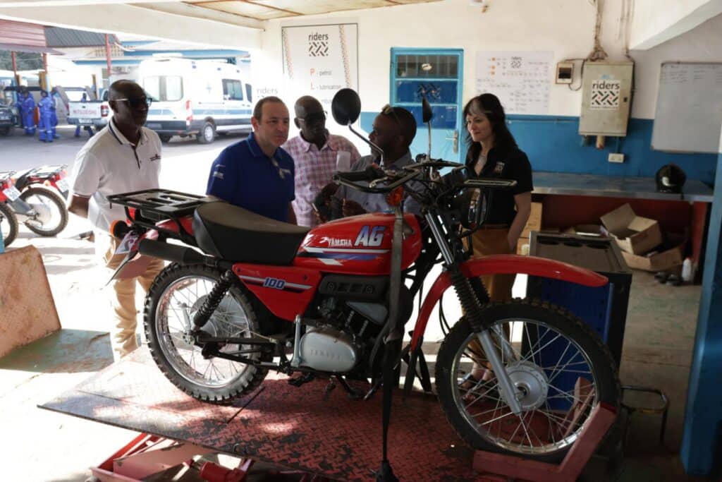 Yamaha Motor Europe CEO bezoek Riders for Health Gambia
