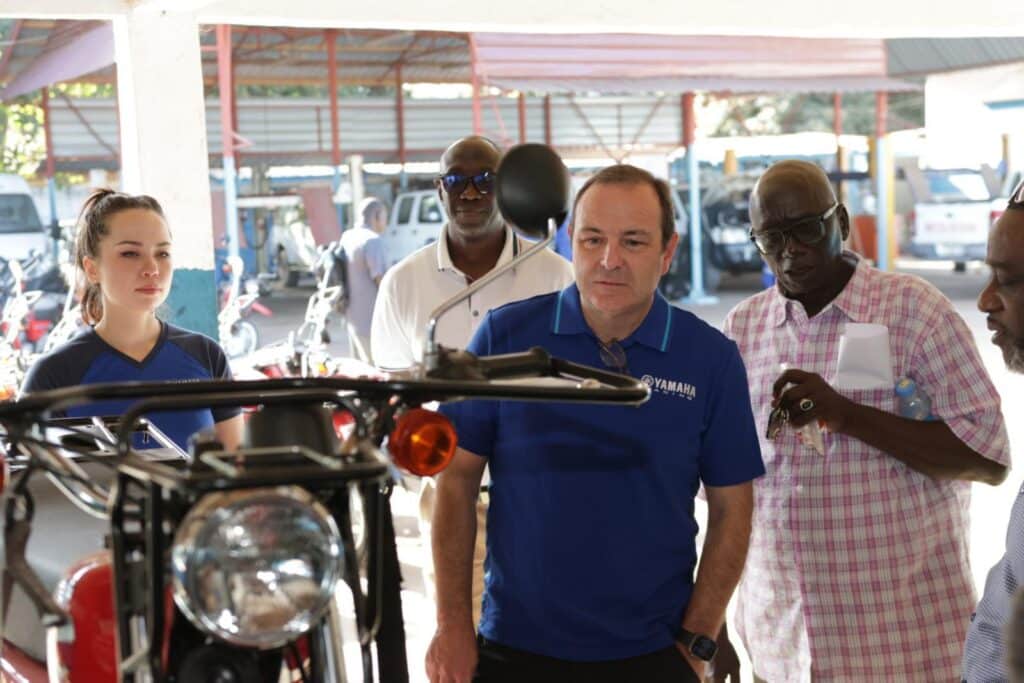 Yamaha Motor Europe CEO bezoek Riders for Health Gambia