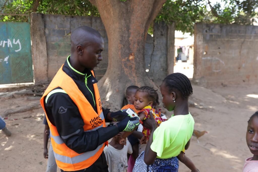 Yamaha Motor Europe CEO bezoek Riders for Health Gambia